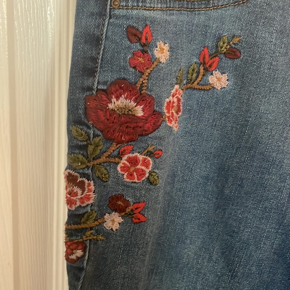 Embroidered High Rise Jeans - Picture 4 of 4